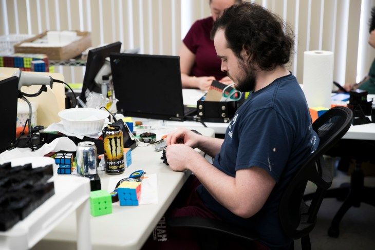 A Cubicle.us employee assembling a cube.