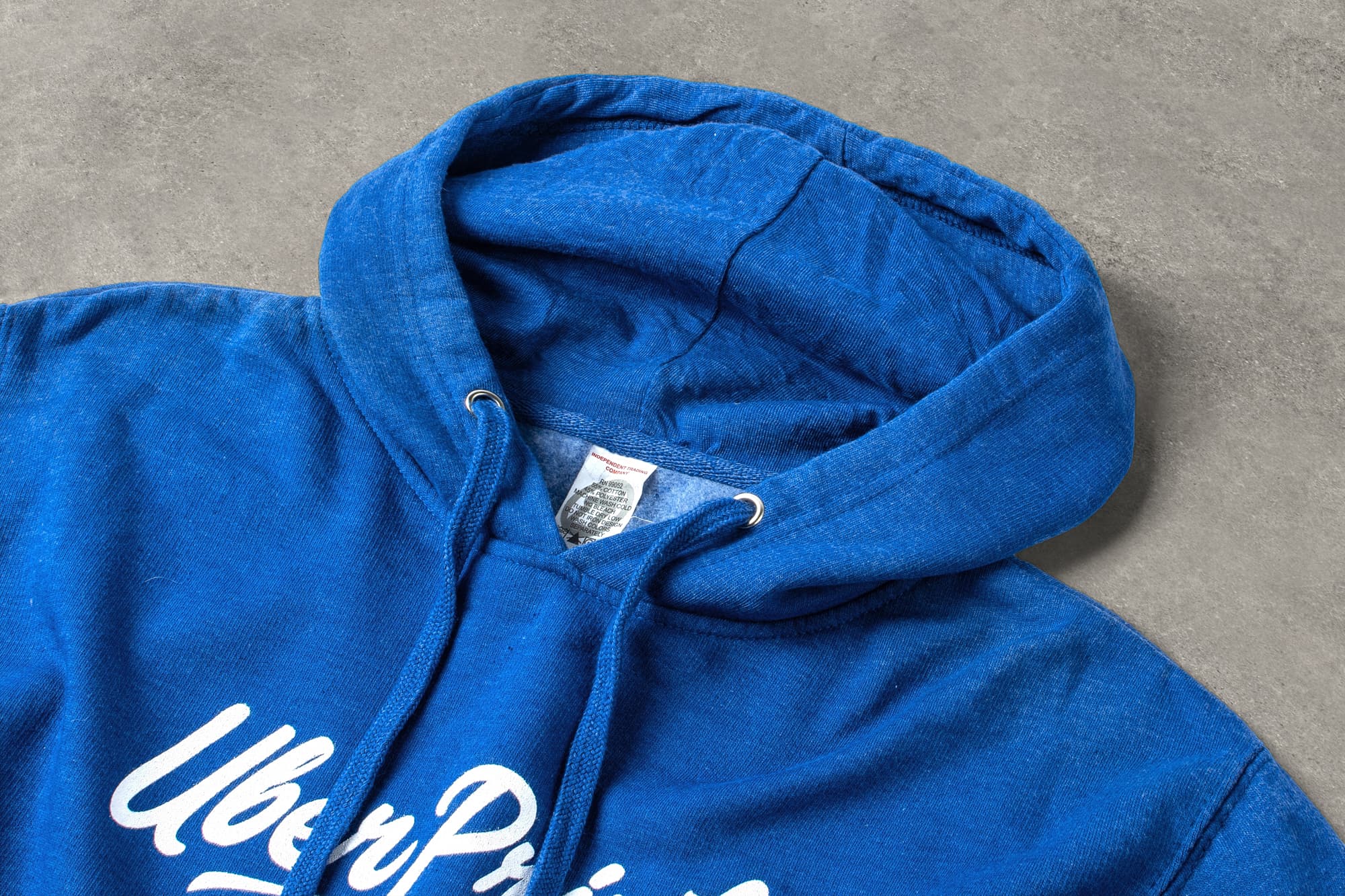 Image showing a detail view of the Midweight hoodie by Independent Trading.